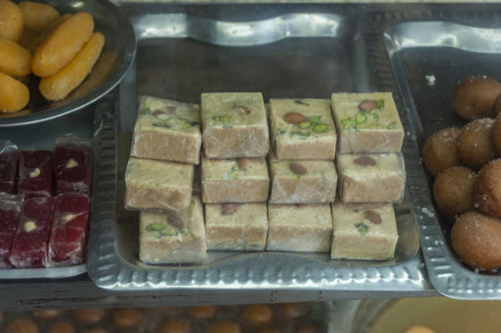 84 - India - Varanasi - tienda de dulces
